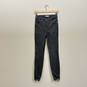 GOOD AMERICAN Good Legs Crop Chewed Hem Jeans in Black